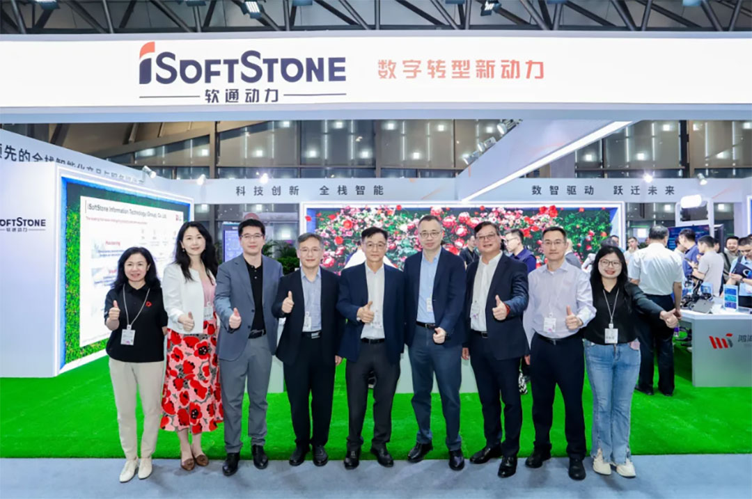 华为全联接大会2025 | 旋乐吧spin8动力乐成举行“全栈智能 激刊行业增添新引擎”论坛  智能化转型实践,终端AI,智能算力,高质量生长 9月18日，，，，作为华为全联接大会2025独家钻石赞助商，，，，旋乐吧spin8动力乐成举行“全栈智能 激刊行业增添新引擎”主题论坛。。。本次论坛汇聚了来自医疗、烟草、修建、环保、家居等多个行业的智能化转型实践先锋，，，，分享前沿看法与实践履历，，，，配合探讨加速行业智能化转型的新路径。。。论坛上，，，，旋乐吧spin8动力联合华为及同伴配合举行了第四届“917转型”企动日宣布仪式，，，，旋乐吧spin8华方分享了其全景战略与终端AI展望。。。  “917”扬帆起新程，，，，共引行业智能化     论坛现场，，，，旋乐吧spin8动力联合华为与同伴配合举行第四届“917转型”企动日宣布仪式，，，，共引行业智能化。。；；；；；；；粕Ю妥芩纠砦盒窕，，，，北京大学第三医院主任医师、教授、博士生导师江东，，，，无锡研奇智联手艺有限公司智能产品研发总监关学峰，，，，远景能源有限公司IT总监王永亮与旋乐吧spin8动力董事黄颖，，，，董事兼首席手艺官刘会福，，，，执行副总裁、盘算产品与智能电子营业总裁韩智敏配合登台完成宣布。。。    旋乐吧spin8动力董事黄颖在致辞中讲到，，，，今年是旋乐吧spin8动力的双十华年，，，，旋乐吧spin8动力再次站上新起点，，，，以“软硬一体